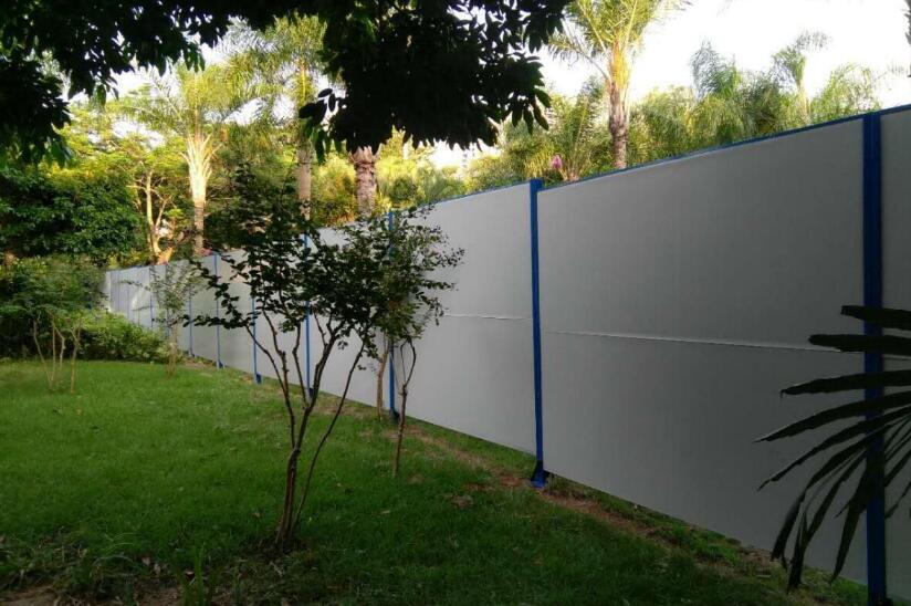 「深圳PVC圍擋」旭東鋼構淺談：新式PVC圍擋有什么樣的優點?