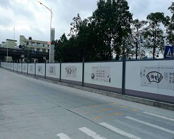  鋼結構材質的圍擋生產離不開專業人員的辛苦勞作