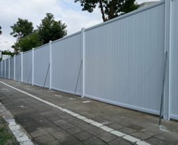 PVC圍擋板的特點、應(yīng)用行業(yè)、安裝注意事項  